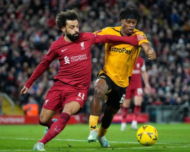 Wolverhampton Wanderers 'dan Dexter Lembikisa # 81, Liverpool - Wolverhampton Wanderers - Anfield, Liverpool, İngiltere' de 7 Ocak 202 tarihinde oynanan Liverpool FA Cup üçüncü tur karşılaşmasında Liverpool 'lu Mohamed Salah # 11 ile top için mücadele etmektedir.