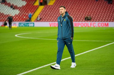 Wolverhampton Wanderers 'dan Jackson Smith, 7 Ocak 202' de Anfield, Liverpool, İngiltere 'de oynanan Liverhampton Wanderers maçından önce sahayı teftiş ediyor.