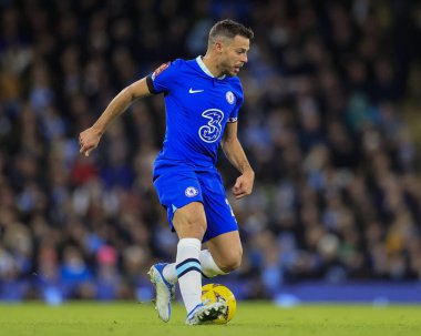 Chelsea 'li Cesar Azpilicueta 8 Ocak 202 tarihinde Etihad Stadyumu' nda oynanan FA Cup Üçüncü Raund karşılaşmasında topu kontrol ediyor.