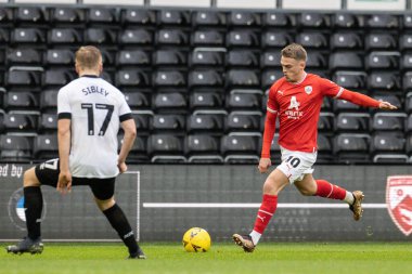 Barnsley 'den Josh Benson, 8 Ocak 202' de İngiltere 'nin Pride Park Stadyumu' nda oynanan Derby County - Barnsley maçında topu geçiyor.