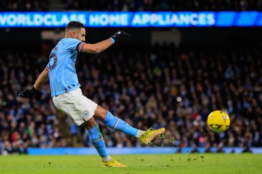 Manchester City # 26 numaralı Riyad Mahrez, 8 Ocak 202 tarihinde Etihad Stadyumu 'nda oynanan ve Manchester City' nin Chelsea 'ye karşı oynadığı üçüncü tur karşılaşmasında çapraz ateşte yanıyor.