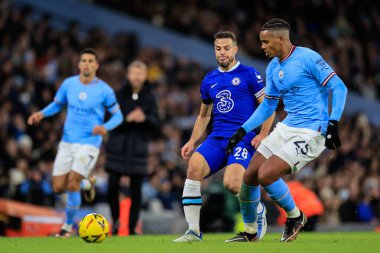 Manchester City 'den 25 numaralı Manuel Akanji, 8 Ocak 2023 tarihinde Etihad Stadyumu' nda Chelsea 'ye karşı oynanan Emirlikler FA Kupası üçüncü tur karşılaşmasında Chelsea' den 28 numaralı Csar Azpilicueta 'nın meydan okumasıyla topu geçiyor.