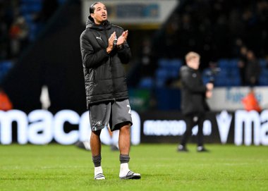 Plymouth Argyle defans oyuncusu Nigel Lonwijk (21), 7 Ocak 202 'de Bolton Stadyumu' nda oynanan Sky Bet 1 karşılaşmasında taraftarları alkışlıyor.