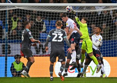 Plymouth Argyle kalecisi Michael Cooper (1), 7 Ocak 202 'de Bolton Stadyumu, Bolton Üniversitesi' nde Bolton Wanderers - Plymouth Argyle maçında topu yere serdi.