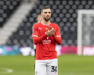 Barnsley 'li 30. Adam Phillips, 8 Ocak 202' de İngiltere 'nin Derby Park Stadyumu' nda oynanan Emirates FA Cup üçüncü tur karşılaşmasında gezgin taraftarları alkışlıyor.