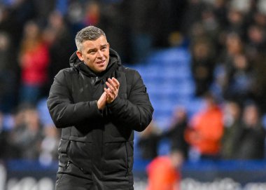 Plymouth Argyle Müdürü Steven Schumacher, 7 Ocak 202 'de Bolton Stadyumu' nda oynanan Sky Bet 1 karşılaşmasında taraftarları alkışlıyor.