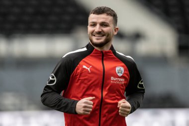 Barnsley Sunny Gill 'den Tom Edwards # 3 Emirates FA Cup üçüncü tur karşılaşmasında Derby County - Barnsley maçı sırasında İngiltere' nin Pride Park Stadyumu, Derby, 8 Ocak 202