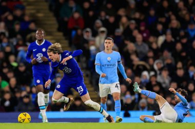 Chelsea 'li 23. Conor Gallagher, Manchester City' nin 8 Ocak 202 'de Etihad Stadyumu' nda Manchester City 'nin Chelsea' ye karşı oynadığı üçüncü tur karşılaşmasında Manchester City 'li Bernardo Silva # 20' ye faul yaptı.