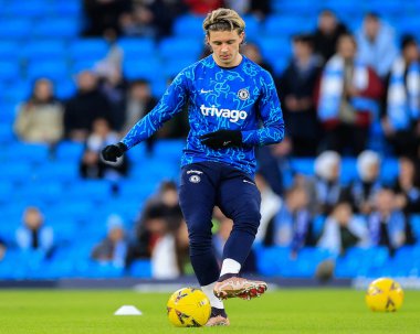 Chelsea 'li Conor Gallagher # 23 numaralı forma, 8 Ocak 202 tarihinde Etihad Stadyumu' nda oynanan ve Manchester City 'nin Chelsea' ye karşı oynadığı, Emirates FA Cup Üçüncü Raundu öncesinde oynanan karşılaşmada ısındı.