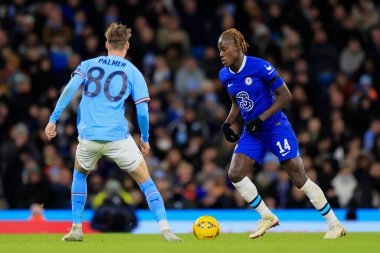 Chelsea 'li Trevoh Chalobah 8 Ocak 202' de Etihad Stadyumu 'nda oynanan FA Cup Üçüncü Raund karşılaşmasında topu kontrol ediyor.
