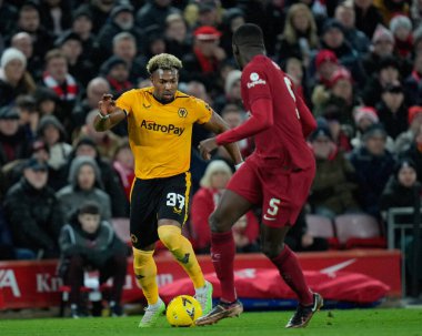 Wolverhampton Wanderers 'dan Adama Traor # 37, Liverhampton Wanderers, 7 Ocak 2023 tarihinde Anfield, Liverpool, İngiltere' de Liverhampton Wanderers 'a karşı oynanan Liverpool FA Cup üçüncü tur karşılaşmasında Liverpool # 5' de koşuyor.