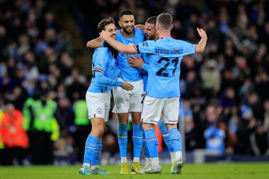 Manchester City 'den 26 numaralı Riyad Mahrez takım arkadaşlarıyla birlikte golünü kutluyor ve 8 Ocak 202' de Etihad Stadyumu 'nda Manchester City' ye karşı oynanan 3.