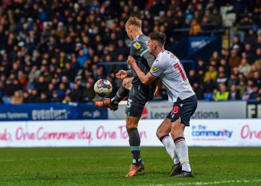 Plymouth Argyle forvet Ben Waine (23) penaltı sahasında topu kontrol ederken Bolton Wanderers defans oyuncusu Eoin Toal (18) Bolton Wanderers - Plymouth Argyle maçında Bolton Stadyumu, U