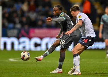 Plymouth Argyle orta saha oyuncusu Jay Matete (28), 7 Ocak 202 'de Bolton Stadyumu' nda oynanan Sky Bet League 1 karşılaşmasında Bolton Wanderers - Plymouth Argyle maçında topu ileri atıyor.