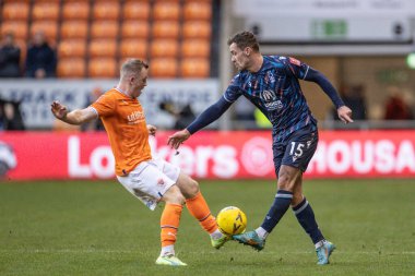 Nottingham Ormanı 'ndan Harry Toffolo # 15 numaralı formasıyla Blackpool' lu Shayne Lavery # 19 numaralı formasıyla oynanan Emirates FA Cup 3. tur karşılaşmasında Blackpool Nottingham Ormanı 'na karşı Bloomfield Road, Blackpool, İngiltere, 7 Ocak 202