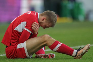 Middlesbrough 'dan Riley McGree, 7 Ocak 202' de Riverside Stadyumu, Middlesbrough, Birleşik Krallık 'ta Middlesbrough - Brighton ve Hove Albion maçının ilk yarısında kolunu tutarak yere yığıldı.