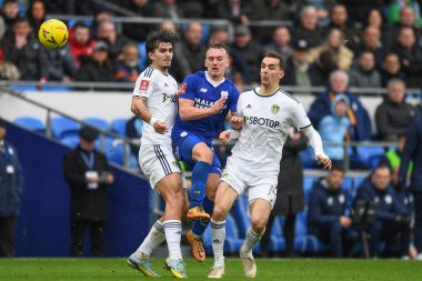 Cardiff City 'den 39 numaralı Isaak Davies, Leeds United' dan 21 numaralı Pascal Struijk ve Leeds United 'tan Diego Llorente tarafından Cardiff City' nin Cardiff City Stadyumu 'nda oynanan üçüncü tur karşılaşmasında engellendi., 