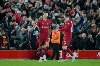 Liverpool 'dan Darwin Nez # 27, 7 Ocak 2023' te Anfield, Liverpool, İngiltere 'de oynanan Liverhampton Wanderers maçında 1-1' lik galibiyetle Andrew Robertson 'u kutluyor.