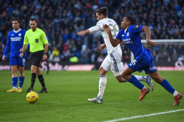 Leeds United takımından Maximilian Wberduring, Cardiff City 'den Andy Rinomhota # 35, Cardiff City' den, 8 Ocak 2023 'te Cardiff City Stadyumu' nda, Cardiff City - Leeds United maçında, Emirlikler Kupası üçüncü tur karşılaşması için baskı altında.