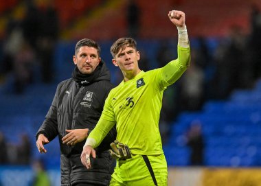 Plymouth Argyle kalecisi Michael Cooper (1), 7 Ocak 202 'de Bolton Stadyumu, Bolton Üniversitesi' nde oynanan Sky Bet League 1 karşılaşmasında taraftarlarına teşekkür ediyor.