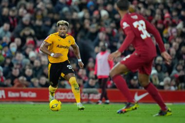 Wolverhampton Wanderers 'dan Adama Traor # 37, Liverhampton Wanderers, 7 Ocak 2023 tarihinde Anfield, Liverpool, İngiltere' de Liverhampton Wanderers 'a karşı oynanan Liverpool FA Cup üçüncü tur karşılaşmasında Liverpool' lu Joel Matip # 32 'de koşuyor.