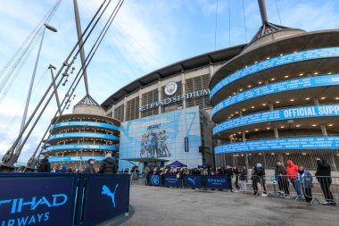 Etihad Stadyumu 'nun dış görünüşü, 8 Ocak 202 tarihinde Etihad Stadyumu' nda oynanan ve Manchester City 'nin Chelsea' ye karşı oynanan üçüncü tur karşılaşması öncesinde düzenlenmiştir.