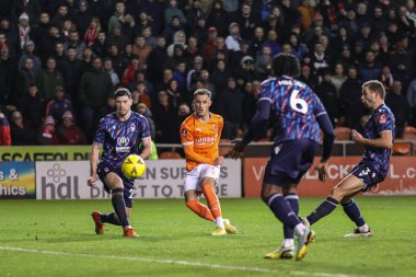 Blackpool 'lu Jerry Yates, 7 Ocak 202' de Bloomfield Road, Blackpool 'da oynanan Blackpool - Nottingham Forest maçında kalede şut çekiyor.