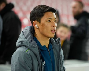 Wolverhampton Wanderers 'ın 11 numarası Hwang Hee-Chan, 7 Ocak 202' de Anfield, Liverpool 'da Liverhampton Wanderers' a karşı oynanan Liverpool FA Cup üçüncü tur karşılaşmasından önce sahaya bakıyor.