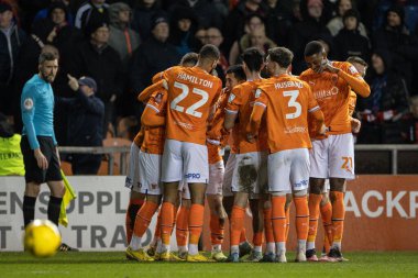 Blackpool 'lu Ian Poveda, 7 Ocak 202' de Bloomfield Road, Blackpool 'da oynanan Blackpool - Nottingham Forest maçında takım arkadaşlarıyla 2-0 kazanma hedefini kutluyor.