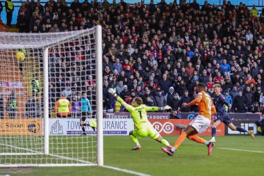 Nottingham Ormanı 'ndan Sam Surridge # 16 numara, Birleşik Krallık' ın Blackpool şehrinde oynanan Blackpool - Nottingham Forest maçında kale, geniş alanda şut çekiyor.