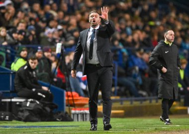 Bolton Wanderers teknik direktörü Ian Evatt (m), 7 Ocak 202 'de Bolton Stadyumu' nda oynanan Sky Bet 1 maçında Bolton Wanderers, Plymouth Argyle 'a karşı yedekleme hareketlerini ve bağırışlarını gösteriyor.