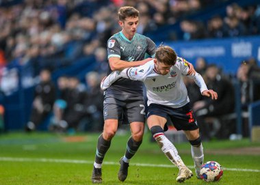 Plymouth Argyle orta saha oyuncusu Adam Randell (20) ve Bolton Wanderers orta saha oyuncusu Kyle Dempsey (22), Bolton Wanderers - Plymouth Argyle maçı sırasında Bolton Stadyumu, Bolton, 7. 