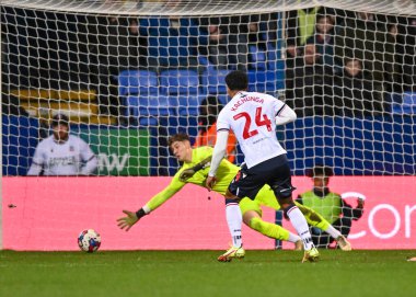 Bolton Wanderers forveti Elias Kachunga (24) bir atış yaptı ve Plymouth Argyle kalecisi Michael Cooper (1), Bolton Wanderers - Plymouth Argyle maçında Bolton Stadyumu, Bolton, Birleşik Krallık