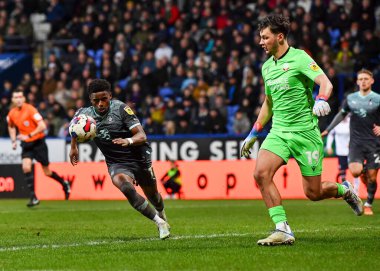 Plymouth Argyle tam geri Bali Mumba (17), 7 Ocak 202 'de Bolton Stadyumu' nda Bolton Wanderers - Plymouth Argyle maçında saldırdı.