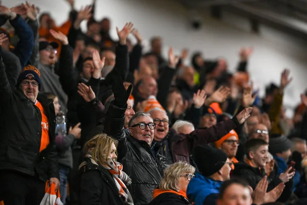 Blackpool taraftarları, 7 Ocak 202 'de Bloomfield Road, Blackpool, İngiltere' de oynanan Blackpool-Nottingham Forest maçında üçüncü tur gollerini kutladılar.
