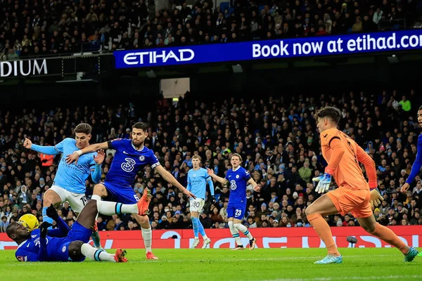 Manchester City 'den 19 numaralı Julin Ivarez ve Chelsea' den 5 numaralı Jorginho, 8 Ocak 2023 tarihinde Etihad Stadyumu 'nda Manchester City' nin Chelsea 'ye karşı oynadığı Emirlikler Kupası üçüncü tur karşılaşmasında top için yarışıyorlar.