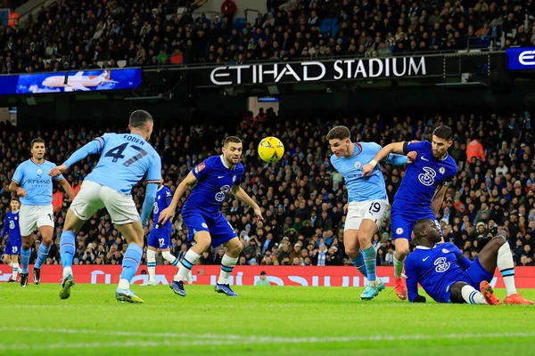 Manchester City 'den Julian Alvarez # 19 ve Chelsea' den Jorginho # 5 FA Cup 3. tur karşılaşmasında Manchester City ile Chelsea arasındaki Etihad Stadyumu karşılaşmasında top için 8 Ocak 202