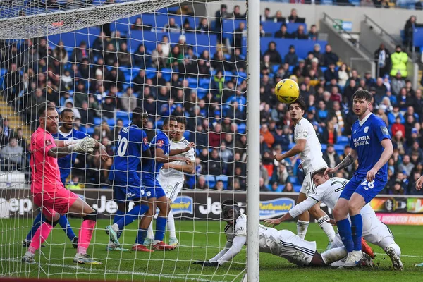 Leeds United 'dan Pascal Struijk # 21, Cardiff City Stadyumu' nda oynanan ve 8 Ocak 202 'de oynanan, Cardiff City - Leeds United maçında, Emirates FA Cup' ın üçüncü tur maçını izledi.