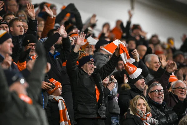 Blackpool taraftarları, 7 Ocak 202 'de Bloomfield Road, Blackpool, İngiltere' de oynanan Blackpool-Nottingham Forest maçında üçüncü tur gollerini kutladılar.