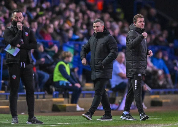 Plymouth Argyle teknik direktörü Steven Schumacher ve Plymouth Argyle teknik direktör yardımcısı Mark Hughes, 7 Ocak 202 'de Bolton Wanderers - Plymouth Argyle maçında yedek kulübesinde.
