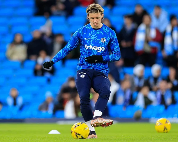 Chelsea 'li Conor Gallagher # 23 numaralı forma, 8 Ocak 202 tarihinde Etihad Stadyumu' nda oynanan ve Manchester City 'nin Chelsea' ye karşı oynadığı, Emirates FA Cup Üçüncü Raundu öncesinde oynanan karşılaşmada ısındı.