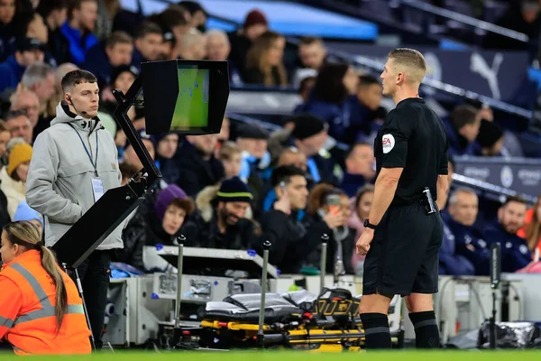 Hakem Robert Jones, 8 Ocak 202 'de Etihad Stadyumu' nda Manchester City ile Chelsea maçının ilk yarısındaki VAR ekranını kontrol ediyor.