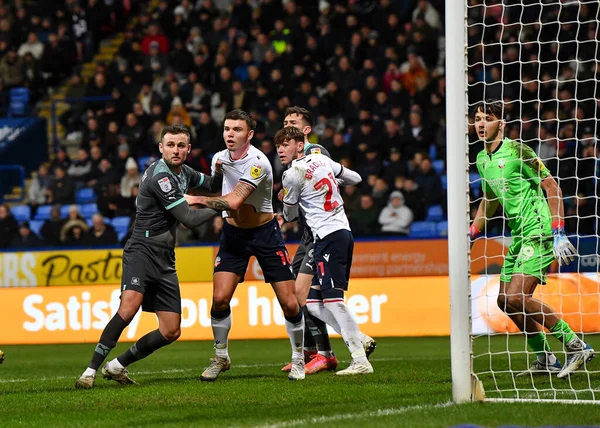Plymouth Argyle defans oyuncusu Macaulay Gillesphey (3), 7 Ocak 202 'de Bolton Stadyumu' nda oynanan Sky Bet 1 karşılaşmasında Bolton Wanderers - Plymouth Argyle maçında mal sahibi olma mücadelesi verdi.
