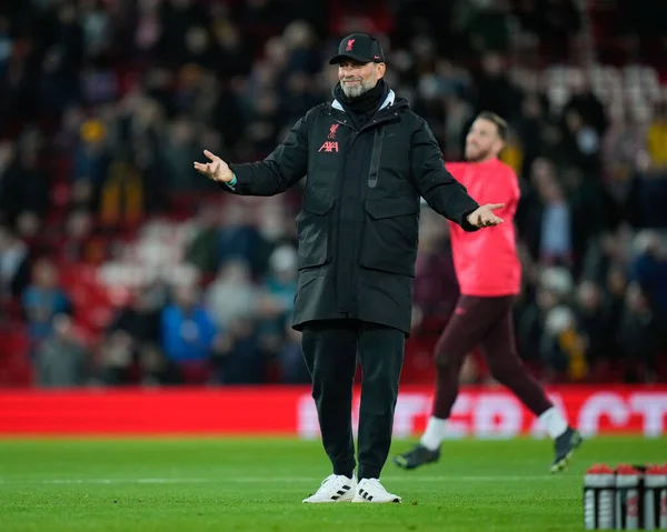 Liverpool teknik direktörü Jrgen Klopp, 7 Ocak 2023 tarihinde İngiltere 'nin Liverpool kentinde oynanan Liverhampton Wanderers ile oynanan Liverpool FA Cup üçüncü tur karşılaşmasında oyuncuların ısınmasını izledi.