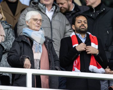 Barnsley FC 'den Jean Cryne ve Neerav Parekh, 8 Ocak 202' de Birleşik Krallık 'ın Derby Park Stadyumu' nda oynanan üçüncü tur müsabakasında Derby County - Barnsley karşılaşmasında