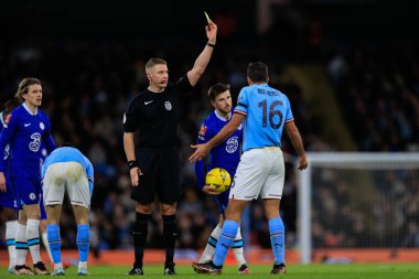 Hakem Robert Jones, 8 Ocak 202 tarihinde Etihad Stadyumu 'nda Manchester City' nin Chelsea 'ye karşı oynadığı üçüncü tur karşılaşmasında Manchester City' li Rodri # 16 'ya sarı kart verdi.