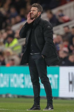 Middlesbrough takımının teknik direktörü Middlesbrough, Middlesbrough, Middlesbrough, Birleşik Krallık 'ta Middlesbrough - Brighton ve Hove Albion maçında oyuncularına talimat verir.