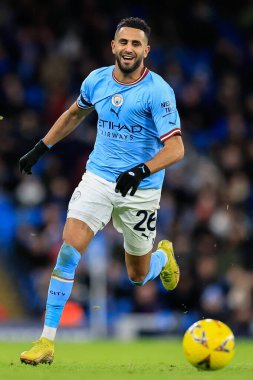 Manchester City # 26 numaralı Riyad Mahrez, 8 Ocak 202 tarihinde Etihad Stadyumu 'nda oynanan üçüncü tur Manchester City - Chelsea karşılaşmasında top üzerinde.