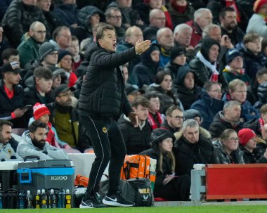 Wolverhampton Wanderers 'ın teknik direktörü Julen Lopetegui, 7 Ocak 202' de Anfield, Liverpool 'da Liverhampton Wanderers' a karşı oynanan Liverpool FA Cup üçüncü tur karşılaşmasında talimatları haykırıyor.