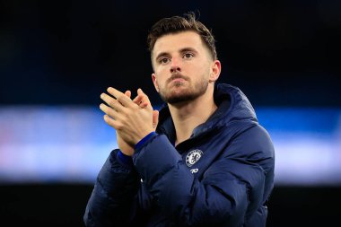 Chelsea 'nin 19 numaralı Mason Dağı, 8 Ocak 202 tarihinde Etihad Stadyumu' nda oynanan ve Manchester City 'nin Chelsea' ye karşı oynadığı üçüncü tur müsabaka sonrasında destekçilerini tam zamanlı olarak alkışlıyor.